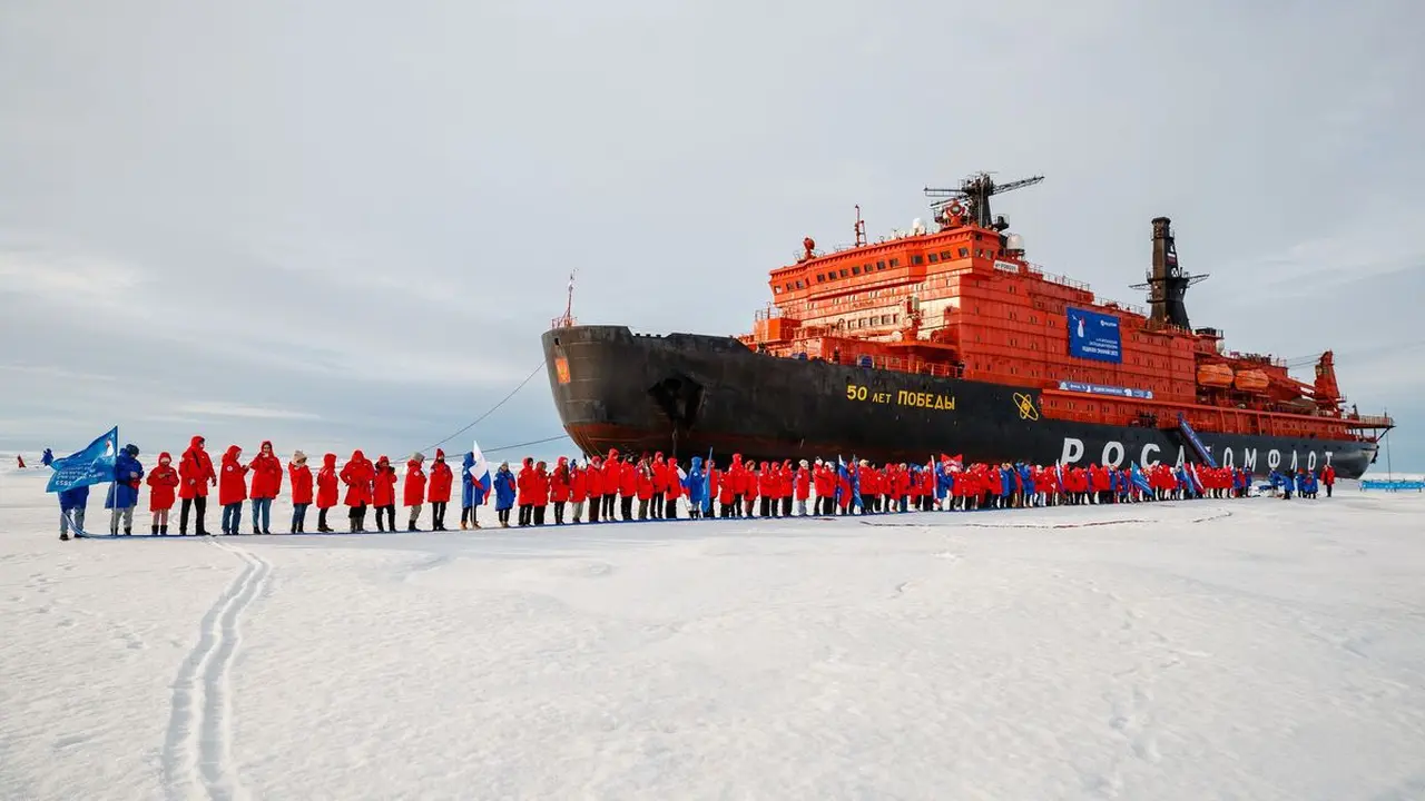 Program pendidikan internasional Icebreaker of Knowledge yang diselenggarakan Rosatom memberikan kesempatan kepada pelajar dari berbagai negara untuk mengikuti ekspedisi ilmiah ke Kutub Utara menggunakan kapal pemecah es bertenaga nuklir.