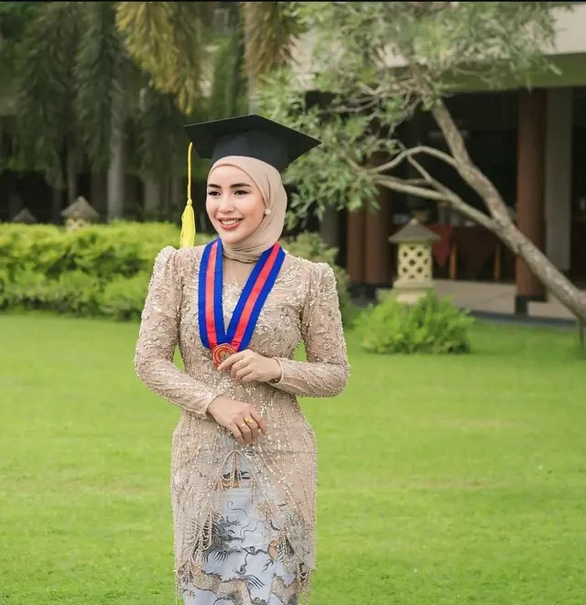 7 Potret Nurul Kamaria Lulus Kuliah di NTB, Angga Wijaya Ikut Bangga