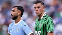 Bek Sasssuolo, Jay Idzes memberikan penjagaan ketat terhadap striker Lazio, Taty Castellanos dalam laga pekan ketiga Serie A 2025/2026 di Mapei Stadium, Minggu (14/9/2025). (Instagram Jay Idzes)