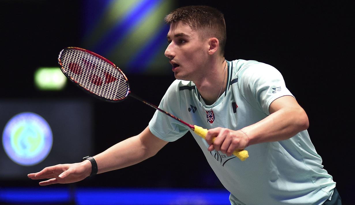 Tunggal putra Prancis, Christo Popov bersiap menerima serve dari lawannya, tungal putra Indonesia, Anthony Sinisuka Ginting pada laga semifinal kejuaraan bulu tangkis All England 2024 di Utilita Arena, Birmingham, Inggris, Sabtu (16/3/2024) sore WIB. Christo Popov kalah rubber game 21-19, 5-21 dan 11-21. (AP Photo/Rui Vieira)