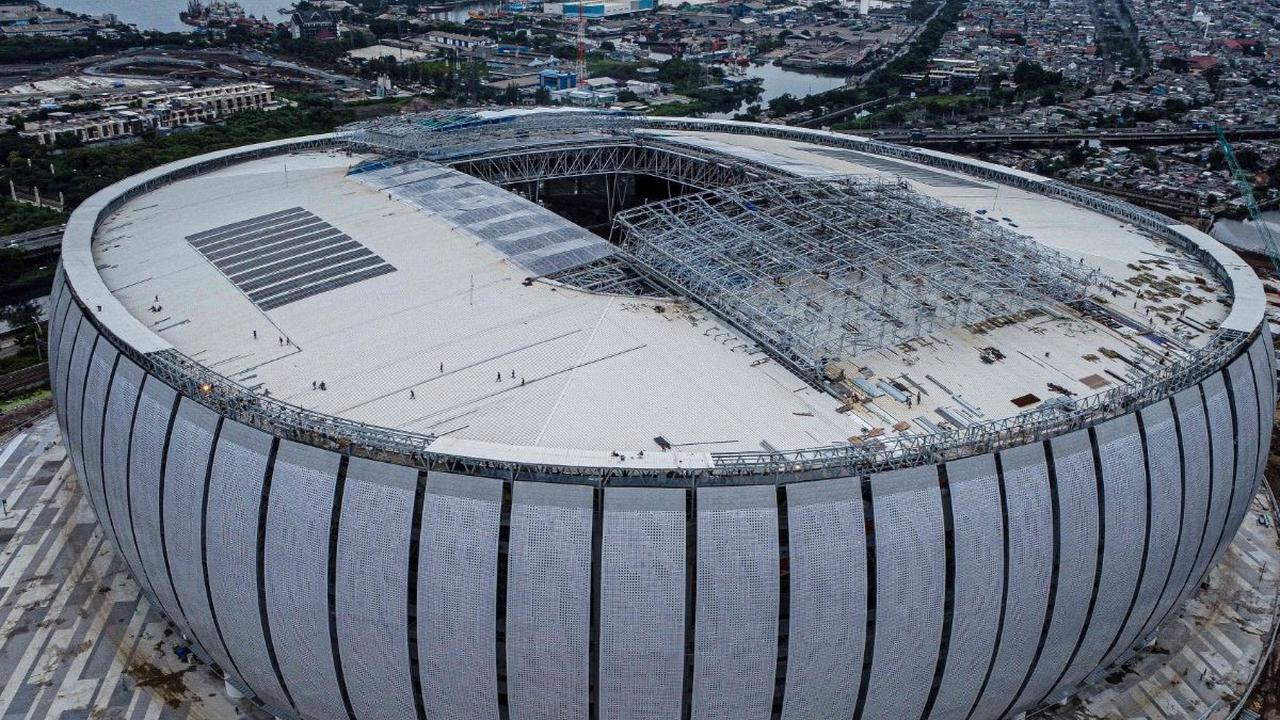 Jakarta International Stadium (JIS) menjadi sorotan. Stadion megah di utara Jakarta itu disebut tidak memenuhi standar Safety and Security FIFA jelang perhelatan Piala Dunia U-17. Padahal, pembangunan JIS menghabiskan dana hingga Rp4,5 triliun. Simak foto