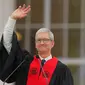 CEO Apple Tim Cook saat berpidato di depan ribuan lulusan kampus MIT (Sumber: Reuters)