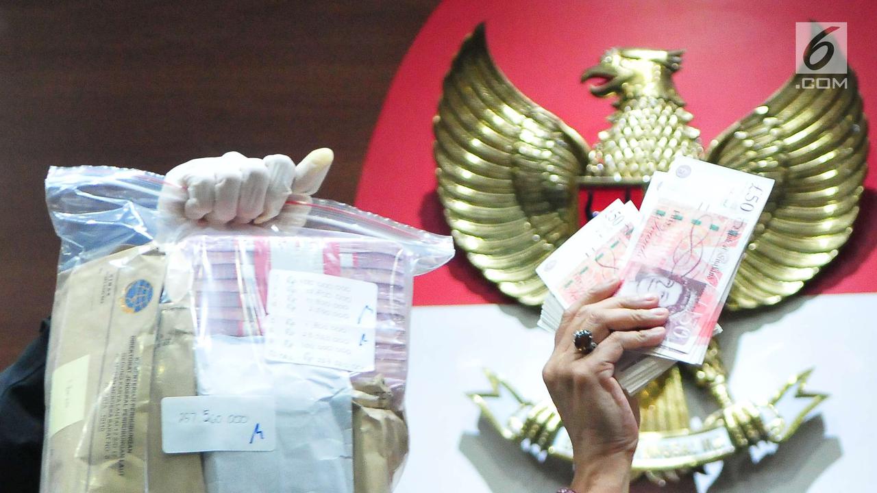 PHOTO: OTT Pejabat Kemenhub, KPK Tunjukan Barang Bukti Uang Lebih dari Rp 20 M