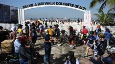 Pemandangan orang-orang yang berkumpul di Manila baywalk dolomite beach di sepanjang boulevard Roxas, kota Manila, Filipina pada Minggu (17/10/2021). Sehari sebelumnya, pihak berwenang melonggarkan pembatasan karantina di ibu kota negara itu. (Ted ALJIBE / AFP)
