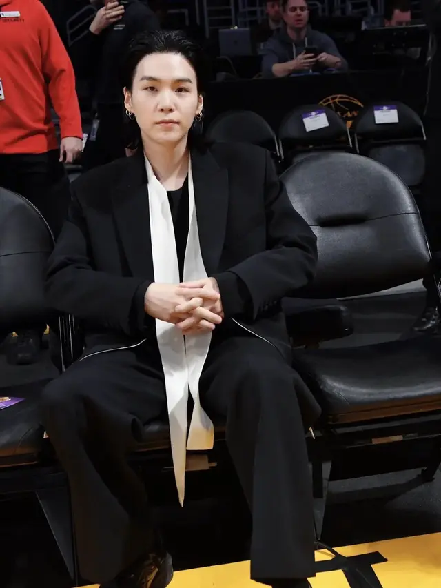 Debut Jadi BA Valentino, Suga BTS Kenakan 3 Outfit Senilai Puluhan Juta