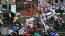 Sejumlah petugas berjaga di depan KPU DKI Jakarta, Rabu, (21/9). Cagub DKI Jakarta Ahok-Djarot akan bertarung pada Pilkada 2017.  (Liputan6.com/Gempur M Surya)