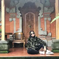 Hoodie motif army dan sneakers. (Instagram/riaricis)