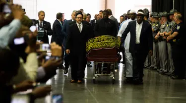 Pengusung jenazah mengawal peti mati mendiang Muhammad Ali yang hendak disalatkan di Louisville, Kentucky, AS, Kamis (9/6). Jenazah Muhammad Ali terbaring di peti mati yang dilapisi kain bertuliskan bahasa Arab berwarna hitam dan emas. (JIM WATSON/AFP)