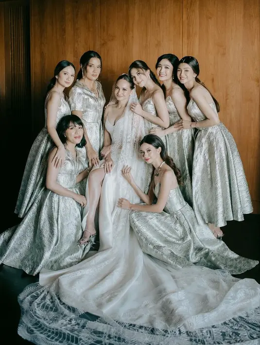 Enzy memberi kebebasan untuk model dress, mulai sleeveless sampai berlengan. [Foto: Instagram @febbyrastanty]