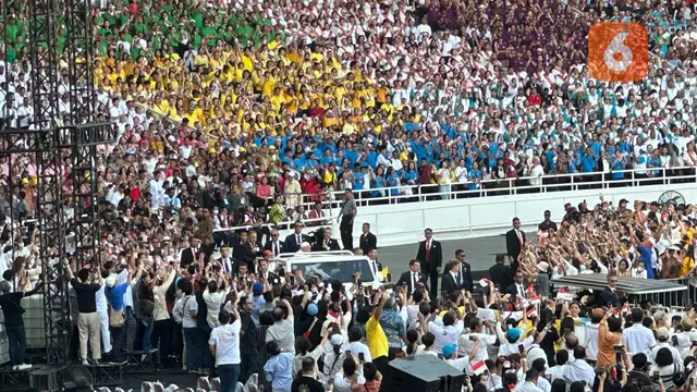 Paus Fransiskus berkeliling Stadion Utama GBK untuk menyapa umat yang menghadiri Misa Akbar pada Kamis (5/9/2024). (Liputan6.com/Benedikta Miranti)