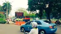 Uji coba pembatasan sepeda motor melintas di Jalan MH Thamrin dan Jalan Merdeka Barat. (@TMCPoldaMetro)