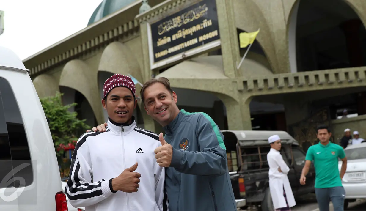 Asisten Pelatih Timnas Indonesia, Wolfgang Pikal (kanan) berfoto dengan warga usai salat Jumat di Yamie Unmuttageen Mosque, Thailand (16/12). Indonesia akan melakoni final kedua Piala AFF 2016 melawan Thailand. (Liputan6.com/Helmi Fithriansyah)