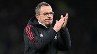 Manajer sementara Manchester United Ralf Rangnick saat meninggalkan lapangan setelah timnya menghadapi Wolverhampton Wanderers dalam lanjutan Liga Inggris di Old Trafford, Kamis (4/1/2022) dini hari WIB. MU kalah 0-1. (Paul ELLIS / AFP)