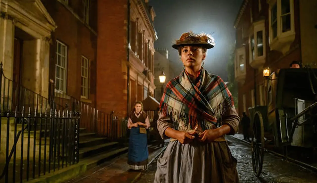 Millie Bobby Brown dan  Abbie Hern dalam Enola Holmes 2. (Foto: Alex Bailey/Netflix © 2022)