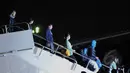 Rombongan WNI yang selamat dari gempa Nepal saat turun dari pesawat di Lanud Halim Perdana Kusuma, Jakarta, Rabu (6/5/2015). 26 WNI beserta relawan dan tim evakuasi tiba dengan pesawat Boeing 737-400 milik TNI AU. (Liputan6.com/Johan Tallo)