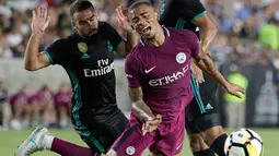 Penyerang Manchester City, Gabriel Jesus saat dilanggar bek Real Madrid, Daniel Carvajal pada pertandingan ICC di Los Angeles Memorial Coliseum, Kamis (27/7). City menang atas Madrid dengan skor 4-1. (AP Photo/Jae C. Hong)