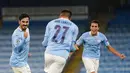 Para pemain Manchester City merayakan gol yang dicetak oleh Ilkay Gundogan ke gawang FC Porto pada laga Liga Champions di Stadion  Etihad, Kamis (22/10/2020). City menang dengan skor 3-1. (Tim Keeton/Pool via AP)