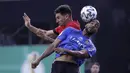 Pemain Bayer Leverkusen, Lucas Alario, duel udara dengan pemain FC Saarbruecken, Bone Uaferro,  pada laga Piala Jerman di di Stadion Hermann Neuberger, Voelklingen, Selasa (9/6/2020). Bayer Leverkusen menang 3-0 atas FC Saarbruecken. (AP/Ronald Wittek)