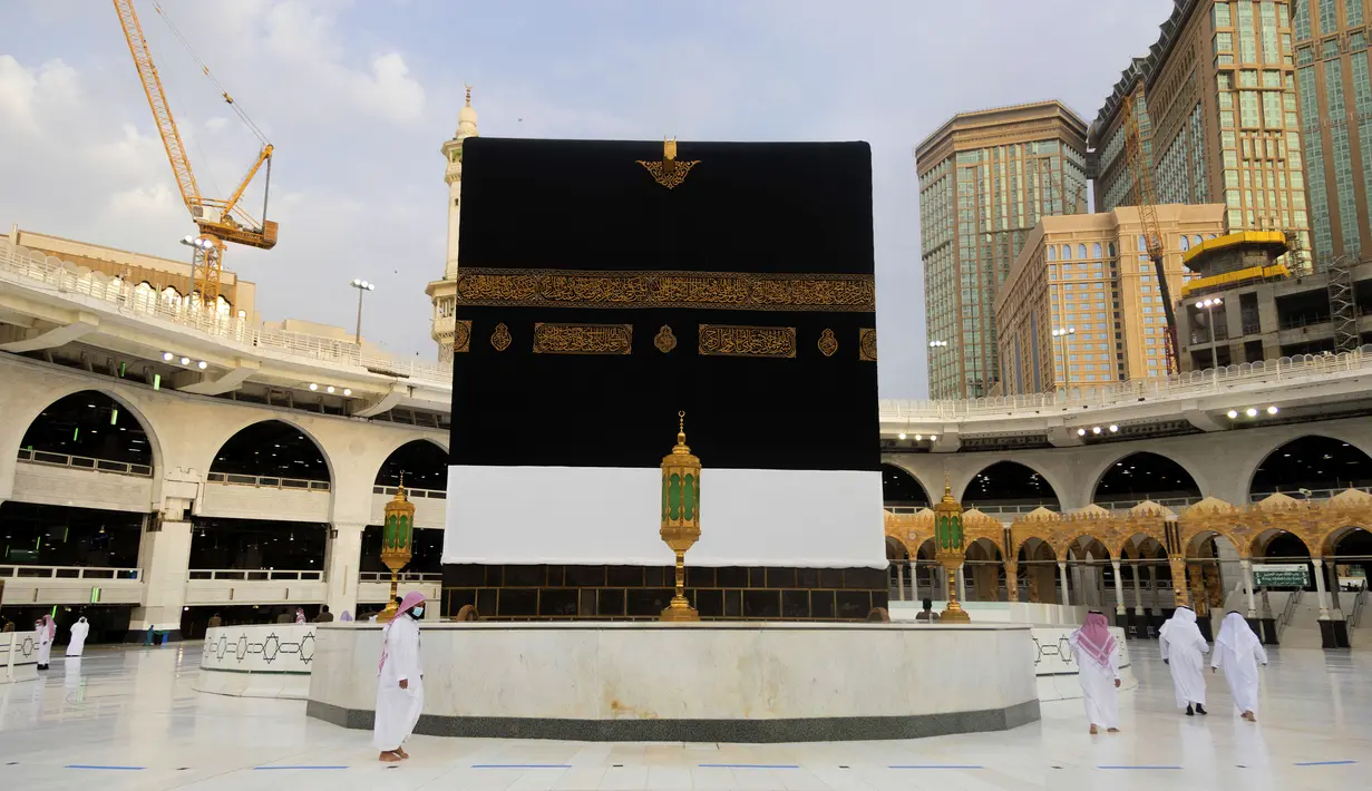 Daerah sekitar Ka'bah disiapkan untuk jemaah haji, Makkah, Arab Saudi, Minggu (26/7/2020). Karena pandemi COVID-19, Arab Saudi membatasi jumlah jemaah haji tahun ini hanya untuk sekitar 1.000 orang. (Saudi Ministry of Media via AP)