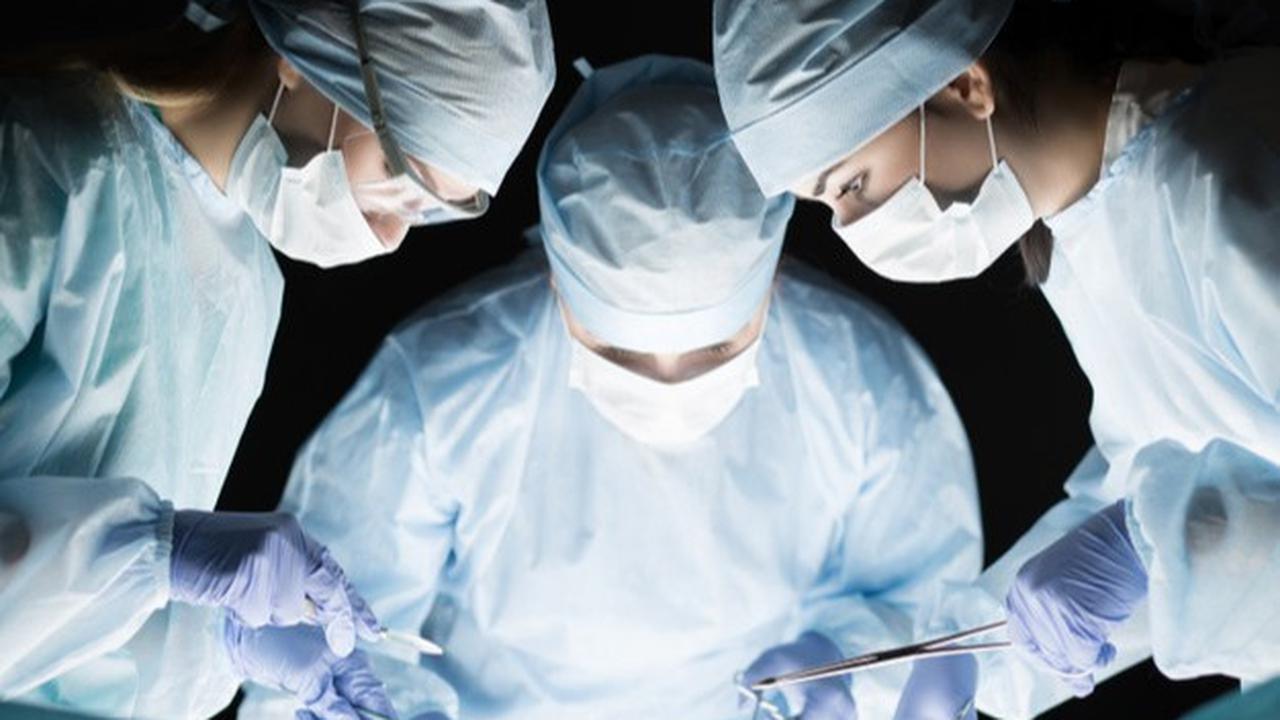 Gambar Ilustrasi Dokter Sedang Melakukan Operasi Caesar