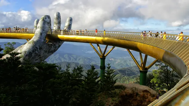 Wow, Jembatan Tangan Tuhan Vietnam Pukau Wisatawan Dunia