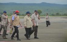 VIDEO: Momen Bupati Pensiunan Jenderal Bintang 2 Cium Tangan dan Peluk Prabowo Depan Korban Bencana Aceh