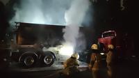 Truk tangki BBM yang tengah parkir di area SPBU Jalan Kemanggisan Utama Raya, Jakarta Barat, terbakar pada Sabtu (11/10/2025). (Dok. Istimewa)
