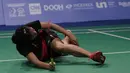 Pebulutangkis Indonesia, Gregoria Mariska, terjatuh saat melawan Ratchanok Intanon pada final beregu putri SEA Games 2019 di Muntinlupa Sports Complex, Manila, Selasa (3/12). Kalah 1-3, Indonesia hanya meraih perak. (Bola.com/M Iqbal Ichsan)