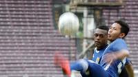 David Laly dan Zola tengah berlatih bersama tim Persib Bandung menjelang final Torabika Bhayangkara Cup 2016 di Stadion Utama Gelora Bung Karno, Jakarta (2/4/2016). (Bola.com/Nicklas Hanoatubun)