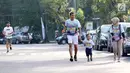 Peserta mengikuti lomba lari Padang KulineRun 2017 kategori Family Run di Kota Padang, Sumatera Barat, Minggu (24/09). Seusai lomba para peserta dapat menikmati berbagai sajian kuliner khas Minang. (Liputan6.com/Fery Pradolo)