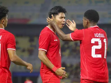 Pemain Timnas Indonesia U-19, Kadek Arel melakukan selebrasi bersama Iqbal Gwijangge setelah mencetak gol ke gawang Kamboja U-19 pada fase Grup Piala AFF U-19 2024 di Stadion Gelora Bung Tomo (GBT), Surabaya, Sabtu (20/7/2024) malam WIB. (Bola.com/Aditya Wany)