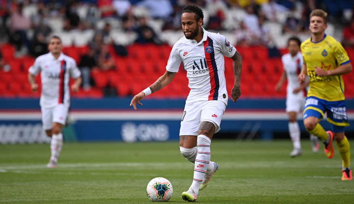 Penyerang PSG, Neymar, menggiring bola saat menghadapi Waasland-Beveren pada laga uji coba di Parc des Princes Stadium, Sabtu (18/7/2020) dini hari WIB. PSG menang telak 7-0 atas Waasland-Beveren. (AFP/Anne-Christine Poujoulat)