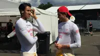 Sean Gelael (kiri) berbincang dengan Antonio Giovinazzi jelang kualifikasi  GP2  2016 di Sirkuit Red Bull Ring, Austria, (1/7/2016). (Bola.com/Reza Khomaini)