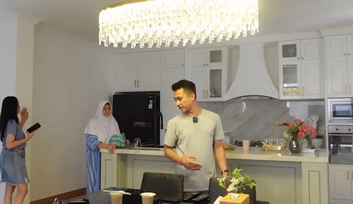 Dapur juga terlihat mewah dengan nuansa putih. Kompor tanam dengan dilengkapi alat hisap asap agar saat memasak asak tidak kemana-mana. [Youtube/Mulia Mas TV]