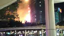 Warga melihat kebakaran yang terjadi di Gedung Neo Soho, Jakarta Barat, Rabu (9/11). (Istimewa)