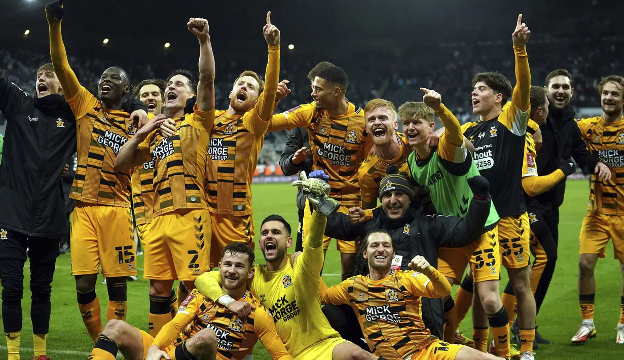 Cambridge United pun menang 1-0 dan lolos ke babak keempat Piala FA 2021/2022. (PA via AP/Owen Humphreys)