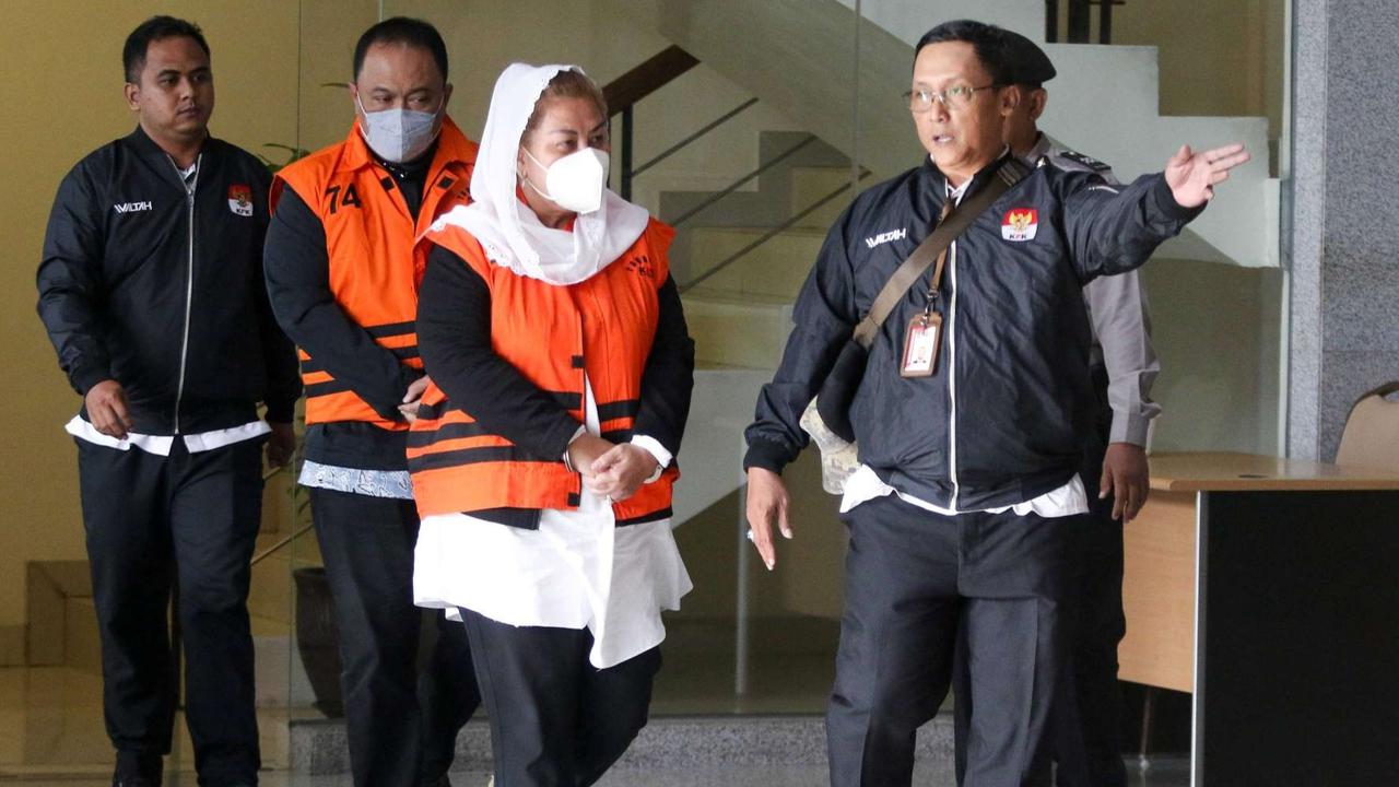 FOTO: Resmi Ditahan KPK, Wali Kota Semarang Mbak Ita dan Suami Kompak Pakai Rompi Oranye