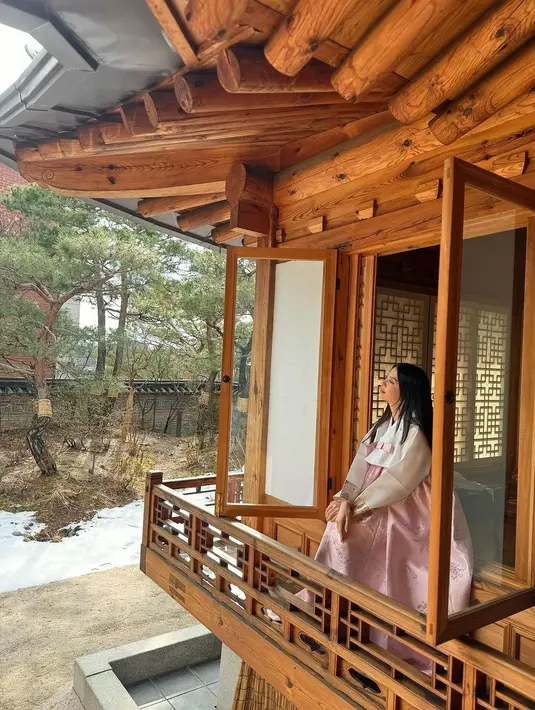 Dalam caption, Raline Shah sebut sedang menunggu seorang pangeran. Kira-kira pangeran seperti apa ya yang kepincut dengan pesona menawan Raline Shah?