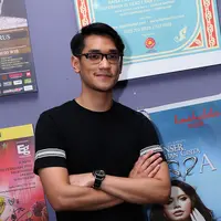 “Di konser ini saya dibantu sama sahabat saya Oca. Total persiapan sudah 90 persen, tinggal GR saja. Mudah-mudahan diberkahi dan menginspirasi banyak orang," tandas pria tampan berkacamata ini. (Wimbarsana/Bintang.com)