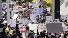 Orang-orang menjauh dari Gedung Capitol Negara Bagian Georgia saat unjuk rasa "Stop Asian Hate" di Atlanta, Sabtu (20/3/2021). Ratusan demonstran berkumpul mendukung komunitas Asia-Amerika setelah penembakan di tiga tempat spa yang menewaskan 8 orang, termasuk 6 wanita Asia. (AP Photo/Ben Gray)
