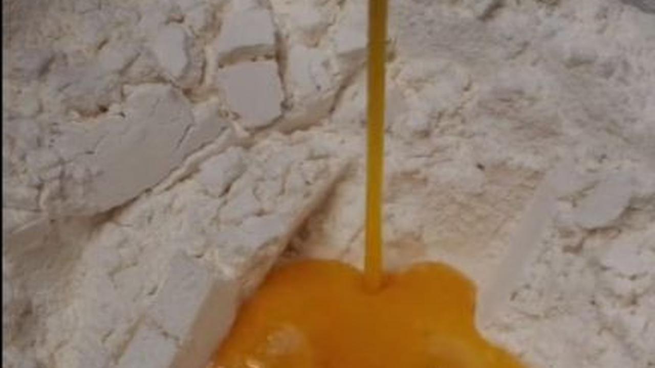Tambahkan Telur dan Pewarna