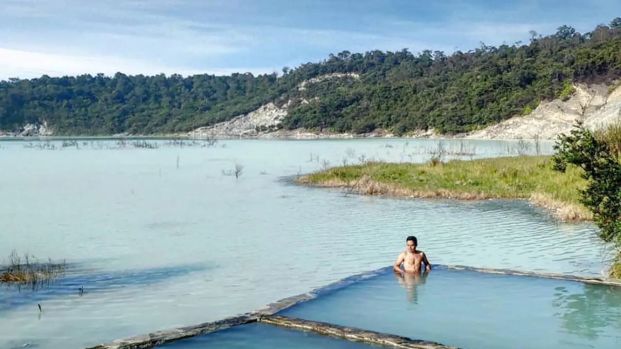 Gunung Talaga Bodas, terkenal dengan kawahnya yang seperti kolam air susu