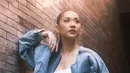 Denim on demin dengan short dan bomber jacket serta inner tank top putih memberi kesan atraktif dan dinamis dan tentu terlihat lebih muda (Foto: Instagram @bclsinclair)
