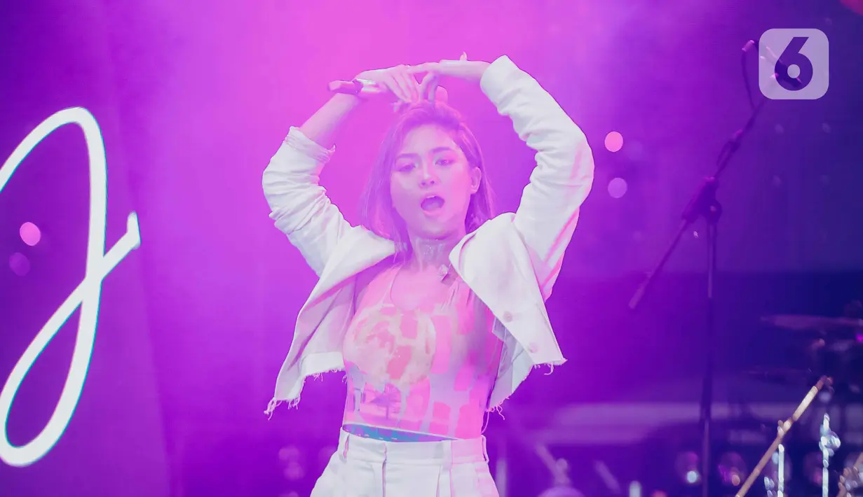 Aksi panggung Marion Jola saat tampil dalam festival musik Love Fest 2020 di Istora Senayan, Jakarta, Sabtu (22/2/2020). Dalam penampilannya Marion membawakan sejumlah lagu hitsnya seperti tak ingin pisah lagi, rayu, favorite sin. (Liputan6.com/Faizal Fanani)