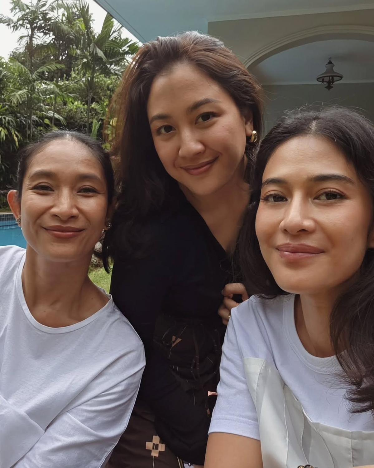 Potret Kedekatan Dian Satro, Happy Salma, dan Sherina Munaf, Quality Time bareng Sahabat di Hari Perempuan Internasional