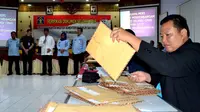 Panitia seleksi CPNS Kemenkumham Bengkulu melakukan verifikasi berkas yang masuk melalui Kator Pos Bengkulu, bagi peserta yang lolos administrasi akan dilakukan verifikasi faktual dengan menunjukkan Ijazah asli (Liputan6.com/Yuliardi Hardjo)