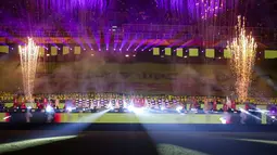 Permainan lampu dan kembang api ditampilkan sebagai pembuka rangkaian acara pembukaan Piala Dunia U-17 2023 di Stadion Gelora Bung Tomo, Surabaya, Jumat (10/11/2023) malam WIB. (Bola.com/Bagaskara Lazuardi)