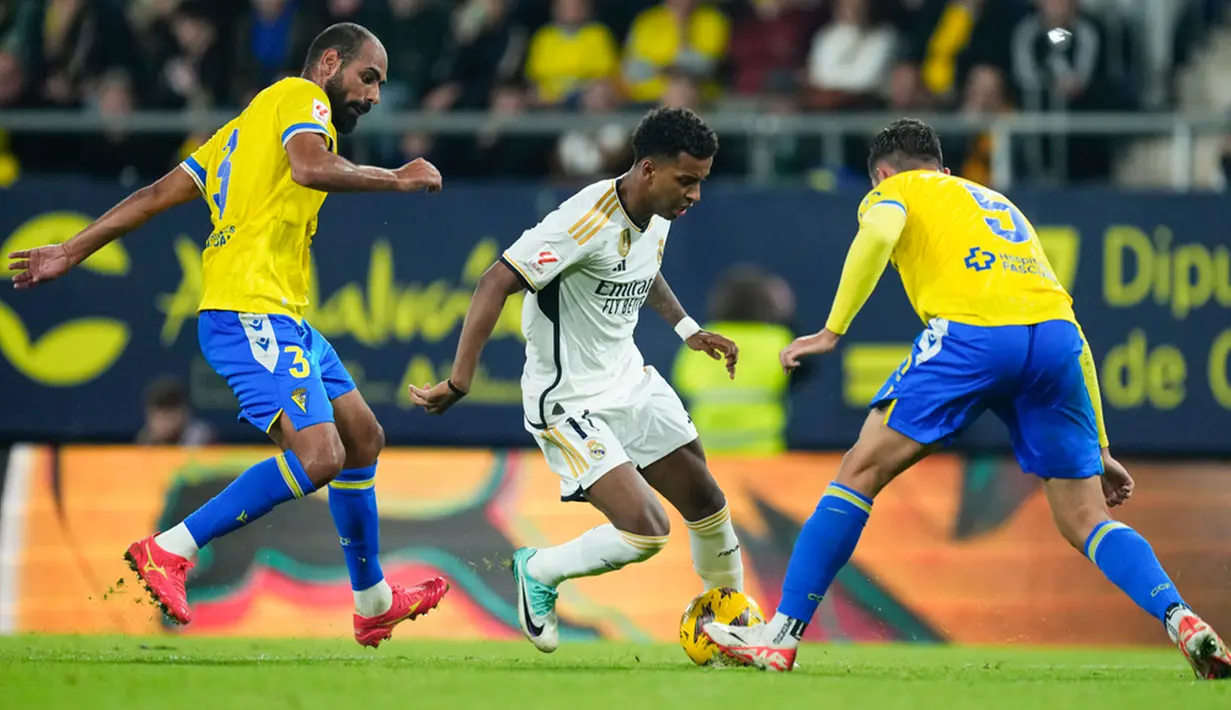 Rodrygo tampil gemilang saat Real Madrid dijamu Cadiz pada lanjutan Liga Spanyol 2023/2024. Rodrygo membantu Los Blancos menang telak 3-0. (AP Photo/Jose Breton)