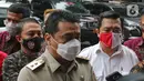 Wakil Gubernur DKI Jakarta Ahmad Riza Patria menjawab pertanyaan saat tiba di Polda Metro Jaya, Senin (23/11/2020). Riza Patria diperiksa Ditreskrimum Polda Metro Jaya untuk memberikan klarifikasi terkait kerumunan massa di Petamburan beberapa waktu lalu. (Liputan6.com/Herman Zakharia)