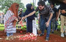 FOTO: Penghormatan Terakhir untuk Donny Fattah di TPU Kampung Kandang